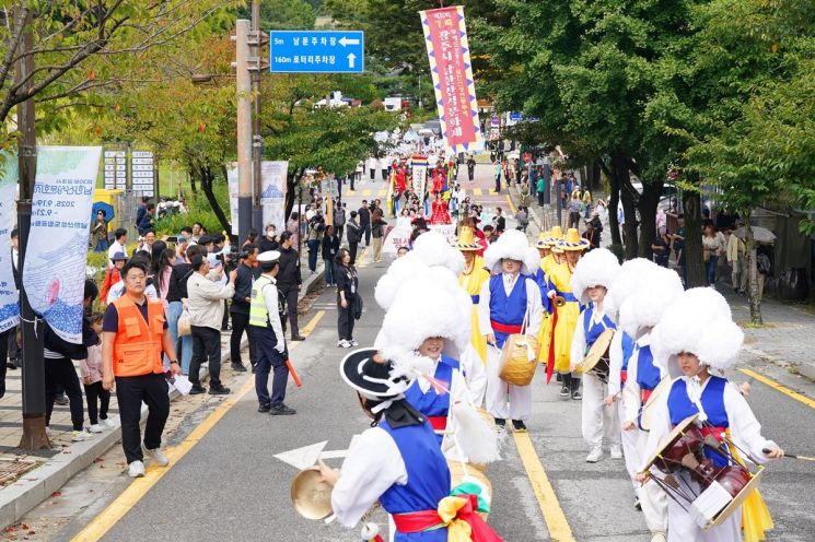 시민들이 지난 19일부터 21일까지 3일간 진행된 '제30회 광주시 남한산성문화제'에 참여해 즐거운 시간을 보내고 ㅇ있다. 경기 광주시 제공