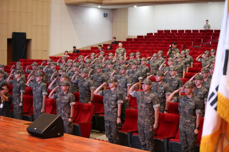 제139기 해군사관후보생들이 경남 창원시 진해구 해군사관학교 웅포강당에서 열린 입교식에서 대대장에 대한 경례를 하고 있다. 이세령 기자