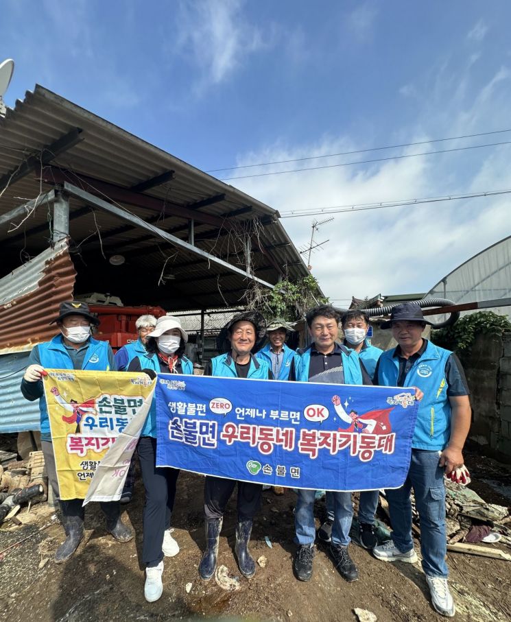 함평군 손불면은 최근 저장강박증이 있는 장애인 독거노인을 위해 대대적인 주거환경 개선 봉사활동을 펼쳤다. 함평군 제공