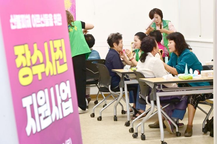 청송군, 산불피해 어르신대상 장수사진 촬영 지원