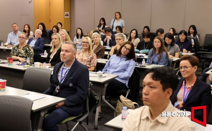 "공짜 싫어, 낳자 마자 입학 대기표 뽑았다"…돌연 사립학교 열풍 부는 '이 나라'