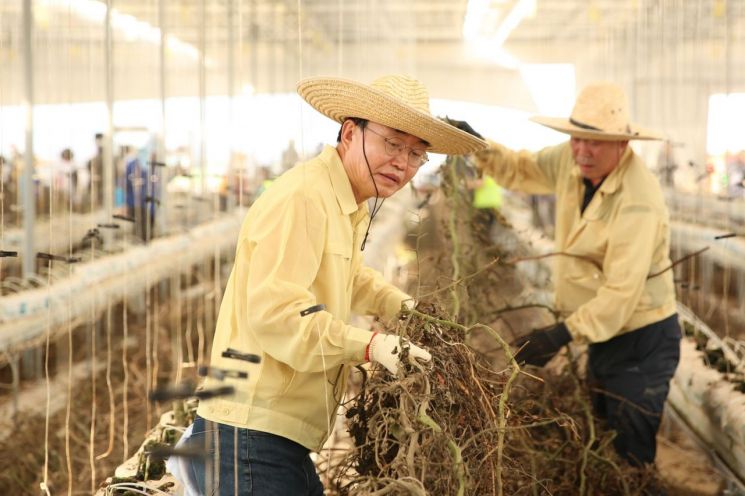 나주시가 ‘7월 호우 피해’를 입은 세대에 재난지원금 지급을 완료했다. 사진은 윤병태 나주시장이 집중호우로 피해를 입은 농가에서 복구 작업을 돕고 있는 모습. 나주시 제공