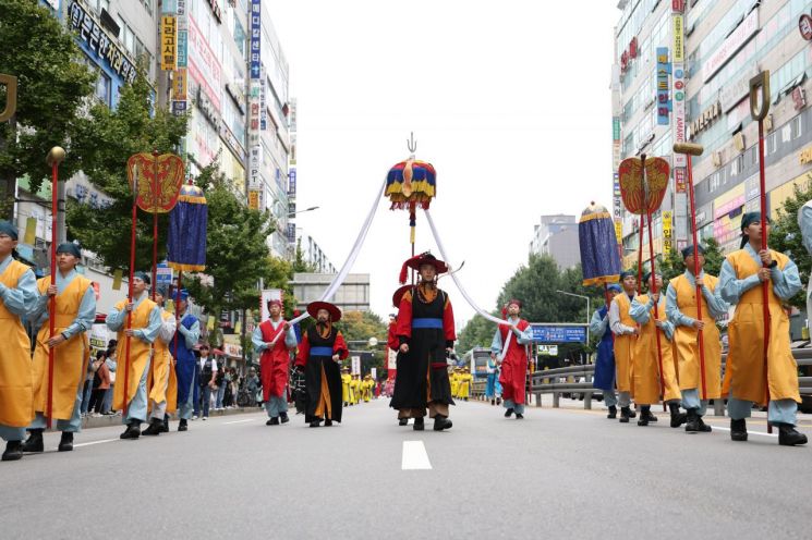 지난해 개최된 '정조대왕 능행차' 행사에서 참가자들이 화성 동탄신도시를 지나고 있다. 화성시 제공