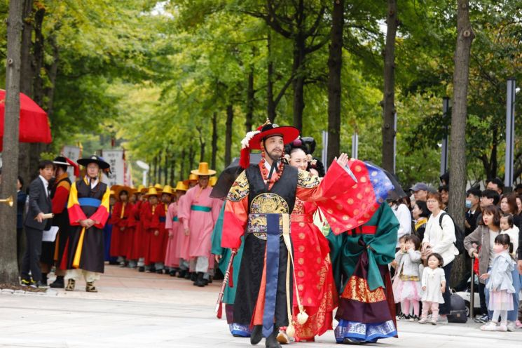 지난해 열린 '정조대왕 능행차'에서 정조대왕으로 분장한 참가자가 종착지인 정조효공원에 도착해 시민들에게 인사하고 있다. 화성시 제공