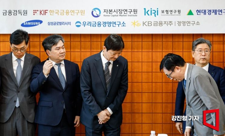 [포토] 연구기관장과 인사하는 이찬진 금융감독원장