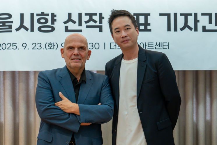 얍 판 츠베덴 서울시립교향악단 음악감독(왼쪽)과 정재일 작곡가가 23일 서울 종로구 더프리마아트센터에서 열린 서울시향 신작 발표 기자간담회를 마친 뒤 기념사진을 찍고 있다.   [사진 제공= 서울시립교향악단]