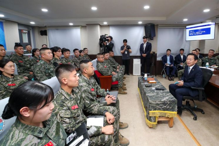 국방차관, 연평부대 찾아 복무여건 간담회 "근본 혁신"