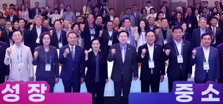 한성숙 중소벤처기업부 장관과 김기문 중소기업중앙회장이 23일 제주도 서귀포시 롯데호텔 제주에서 열린 '2025 중소기업 리더스포럼'에서 기념사진을 촬영하고 있다. 중기중앙회