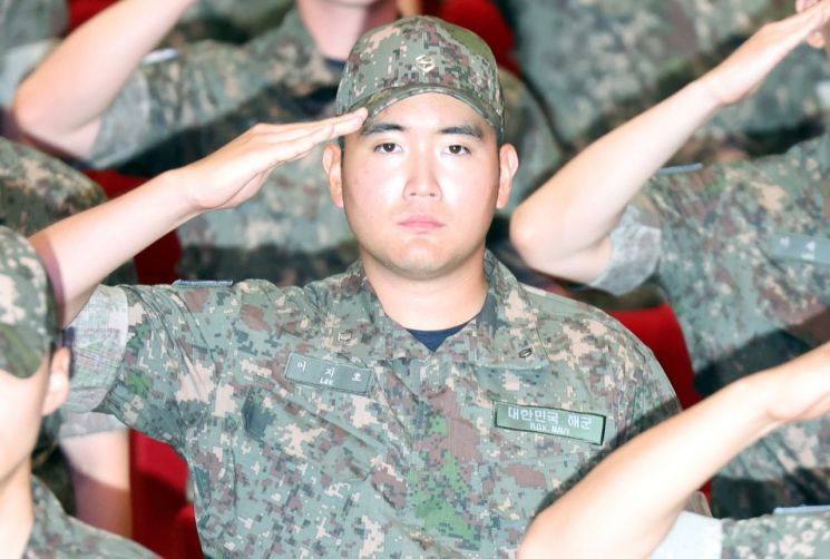 이재용 삼성전자 회장의 장남 이지호씨가 23일 오전 경남 창원시 진해구 해군사관학교 웅포 강당에서 열린 '제139기 해군 사관후보생 입교식'에서 힘차게 경례하고 있다. 연합뉴스
