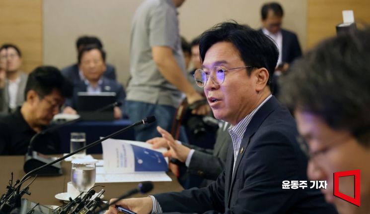 김영훈 고용노동부 장관이 23일 서울 중구 로얄호텔서울에서 열린 추락사고 예방을 위한 건설사 간담회에 참석, 모두발언을 하고 있다. 2025.09.23 윤동주 기자