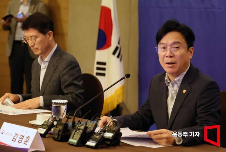 김영훈 고용노동부 장관이 23일 서울 중구 로얄호텔서울에서 열린 추락사고 예방을 위한 건설사 간담회에 참석, 모두발언을 하고 있다. 2025.09.23 윤동주 기자