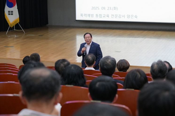 직장 내 성희롱·성폭력 예방교에 참여한 최민호 세종시장이 인사말을 하고 있다. /사진= 보건복지국 인구여성가족과 제공