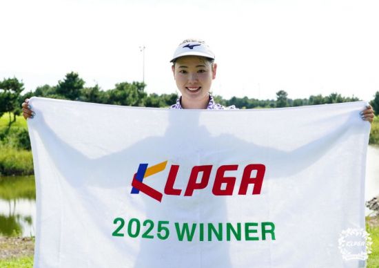 콘 아야나가 군산 드림 투어 16차전에서 우승 직후 환하게 웃고 있다. KLPGA 제공
