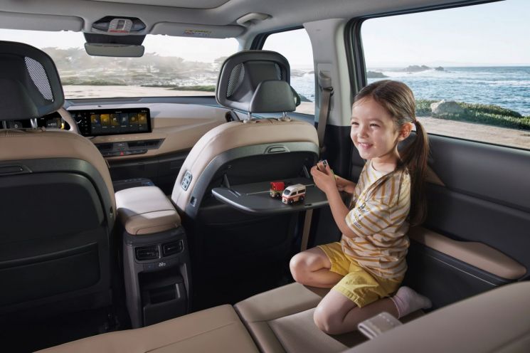 기아 EV5 앞좌석 등받이에 달려있는 소형 테이블. 기아 제공