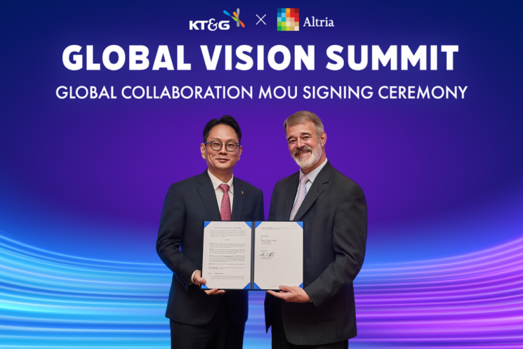 방경만 KT&G 사장이 23일  알트리아(Altria)의 빌리 길포드 최고경영자(Billy Gifford CEO)와 글로벌니코틴·비니코틴 시장에서의 전략적 협력 기반을 구축하는 포괄적 업무협약(MOU)에 서명하고 기념 사진을 촬영하고 있다. [사진=KT&G제공]