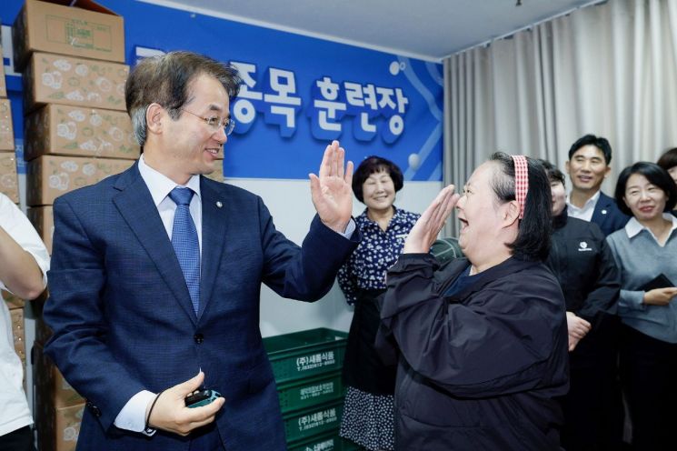 이동환 고양시장이‘e스포츠훈련장’을 방문해 훈련장애인과 하이파이브를 하고 있다. 고양특례시 제공