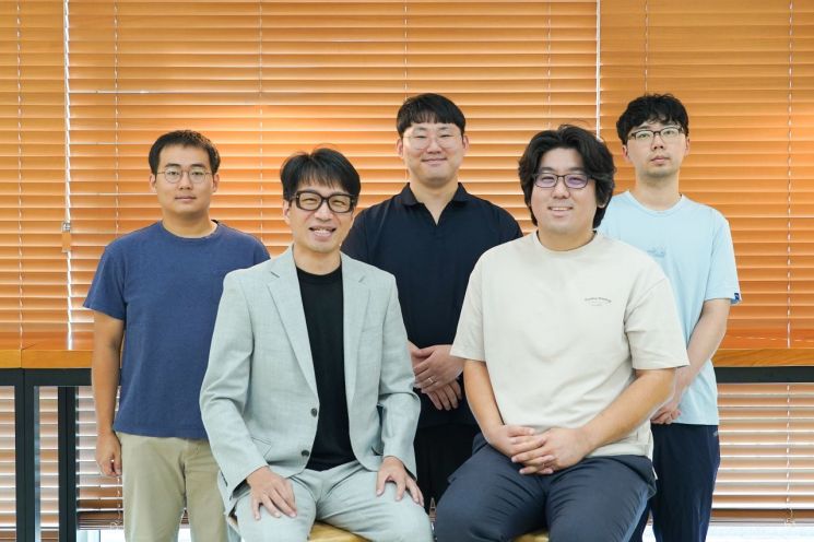 (앞줄 왼쪽부터) KAIST 전기 및 전자공학부 송영민 교수, GIST 전기전자컴퓨터공학과 정현호 교수, (뒷줄 왼쪽부터) GIST 전기전자컴퓨터공학과 김주환·김현민·이주형 연구원.