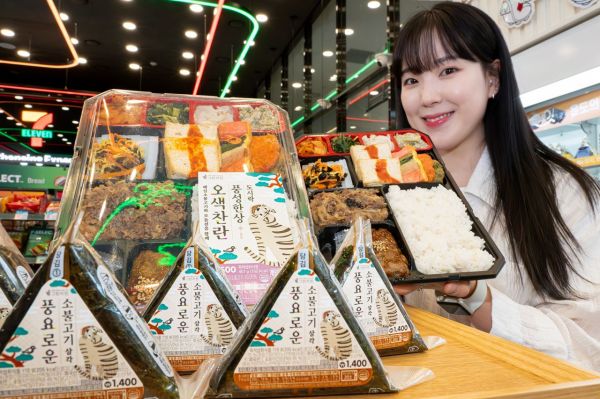 모델이 '오색찬란풍성한상도시락'과 '소불고기삼각김밥'을 선보이고 있다. 세븐일레븐 제공.