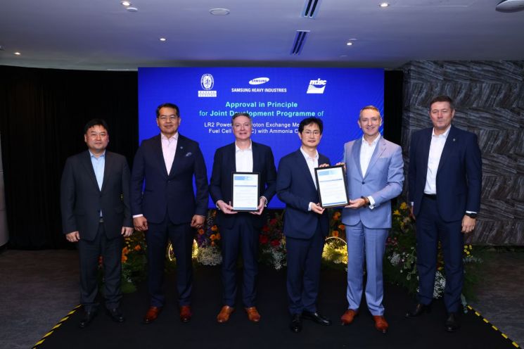 Drago Pinterich, Vice President of Bureau Veritas France BV (from right), Alex Greg Smitch, Senior Vice President of Bureau Veritas BV, Jang Haeki, Vice President of Technology Development Headquarters at Samsung Heavy Industries, Nick Porter, President of AET (a subsidiary of MISC), Zahid Osman, President of MISC, and Kim Dongju, Head of Technical Sales Team at Samsung Heavy Industries, recently signed an agreement to proceed with an international joint development program for the commercialization of an ammonia-based hydrogen fuel cell-powered crude oil carrier. Samsung Heavy Industries