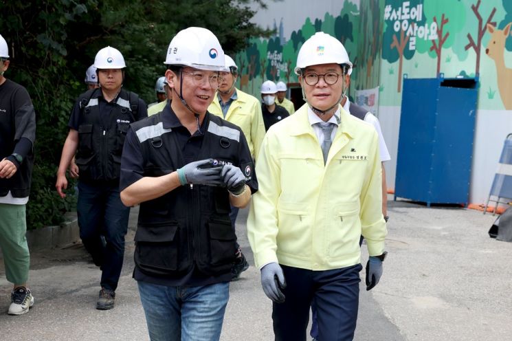 정원오 성동구청장(오른쪽)과 김영훈 고용노동부 장관이 성동구의 건설 현장을 합동점검하고 있다. 성동구 제공.