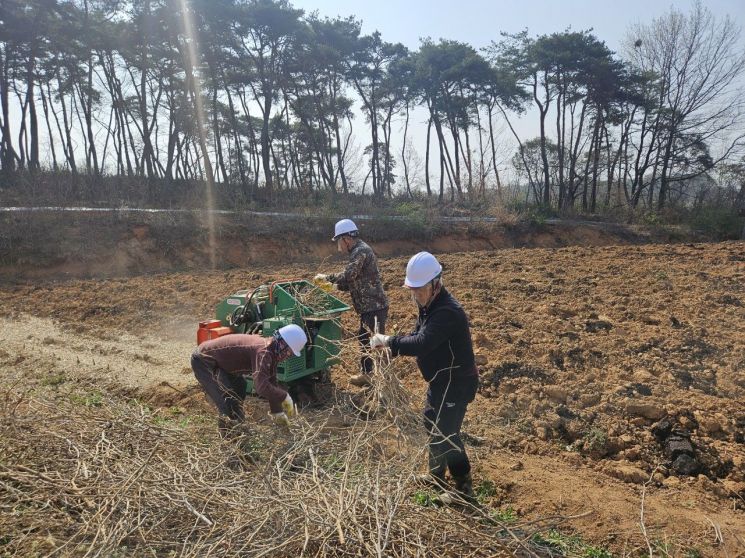 정읍시가 내달부터 '찾아가는 영농부산물 파쇄지원단'을 운영한다. 정읍시 제공