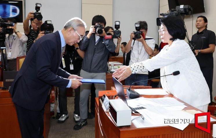 국회 과학기술정보방송통신위원회에서 열린 통신·금융 대규모 해킹사고에 대한 청문회에서 김영섭 KT 대표이사가 선서문을 최민희 위원장에게 제출하고 있다. 2025.9.24 김현민 기자