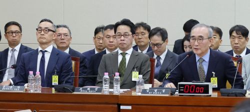 조좌진 롯데카드 대표(가운데)가 24일 국회 과학기술정보방송통신위원회에서 열린 통신·금융 대규모 해킹사고에 대한 청문회에 참석했다. 김현민 기자