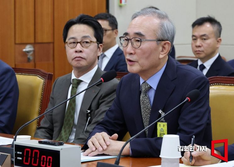 김영섭 KT 대표이사가 24일 국회 과학기술정보방송통신위원회에서 열린 통신·금융 대규모 해킹사고에 대한 청문회에서 의원 질의에 답변하고 있다. 왼쪽은 조좌진 롯데카드 대표이사. 2025.9.24 김현민 기자
