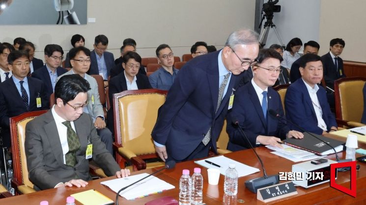 김영섭 KT 대표이사가 24일 국회 과학기술정보방송통신위원회에서 열린 통신·금융 대규모 해킹사고에 대한 청문회에 출석해 고개 숙여 인사하고 있다. 앞줄 왼쪽부터 윤종하 MBK파트너스 부회장, 조좌진 롯데카드 대표이사, 김영섭 KT 대표이사. 2025.9.24 김현민 기자