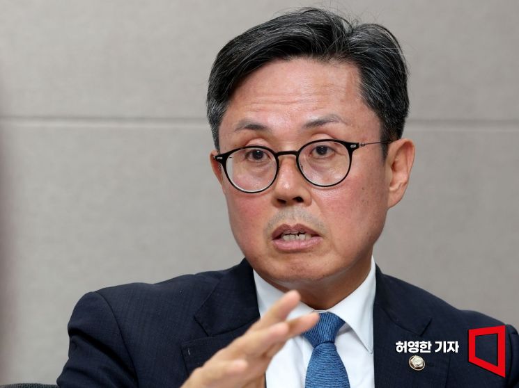 안도걸 더불어민주당 의원은 2일 국회 소통관에서 기자회견을 열고 "혁신적 금융 플랫폼을 제대로 구축하기 위해서는 무엇보다 발행주체 설계가 개방적이고 경쟁적인 구조로 마련돼야 한다"며 당정이 잠정 합의한 '은행 지분 51% 컨소시엄 구성'에 반대 입장을 밝혔다. 허영한 기자