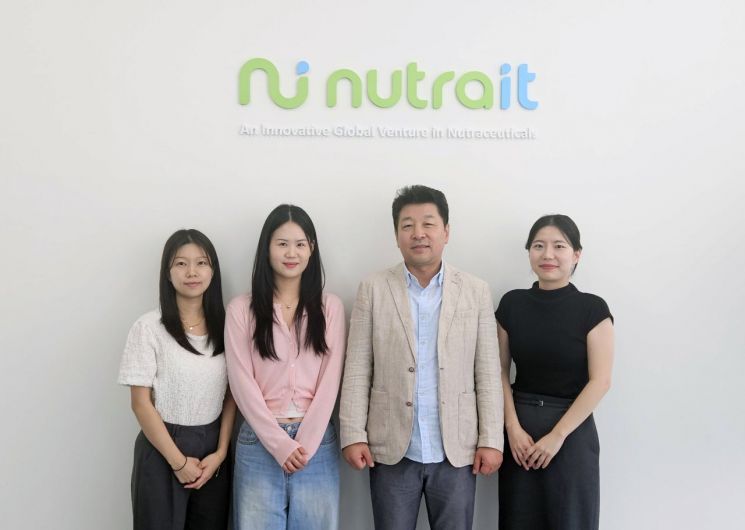 ㈜뉴트라잇 대표 조승목 교수(왼쪽 세 번째)와 직원들.