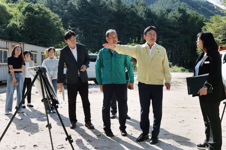 서태원 가평군수가 지난 23일 군민 생활과 직결되는 생활밀착형 주요사업장 7곳을 찾아 현장 점검을 실시하고 있다. 가평군 제공