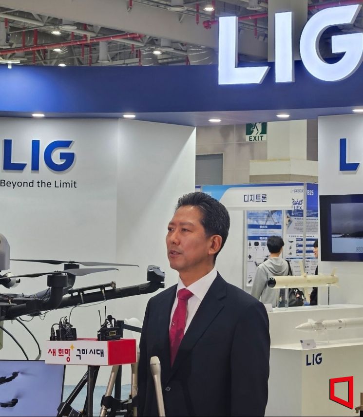 '항공방위물류박람회·드론봇 전투경연대회' 개막식에 앞서 한국방위산업진흥회·경상북도·구미시 간 방위산업 육성 업무협약 체결 후 김장호 구미시장이 기자 인터뷰를 하고 있다./김이환기자