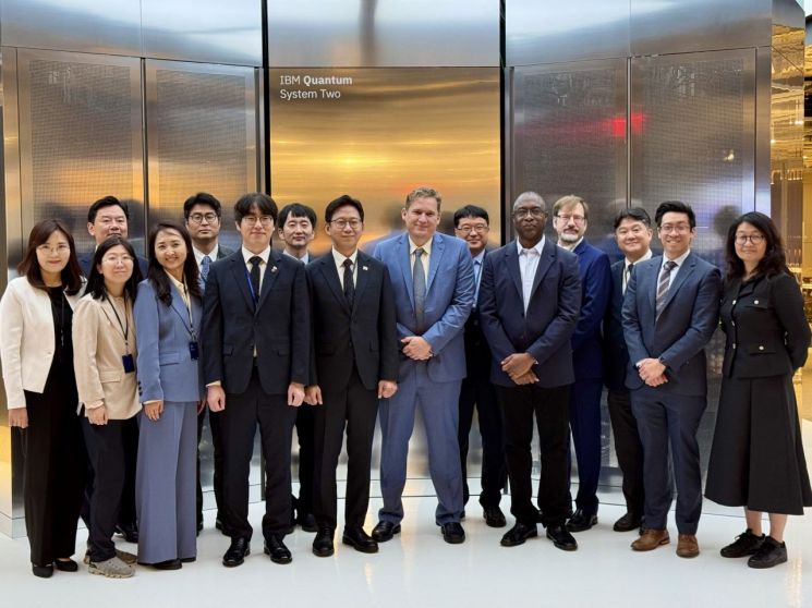 하정우 대통령실 AI과학수석, 배경훈 과기정통부장관, 제이 감베타 IBM 부사장(앞줄 왼쪽 네번째부터)이 IBM 왓슨 연구소에 설치된 ‘시스템투‘ 양자컴퓨터 앞에서 기념촬영하고 있다. 과기정통부
