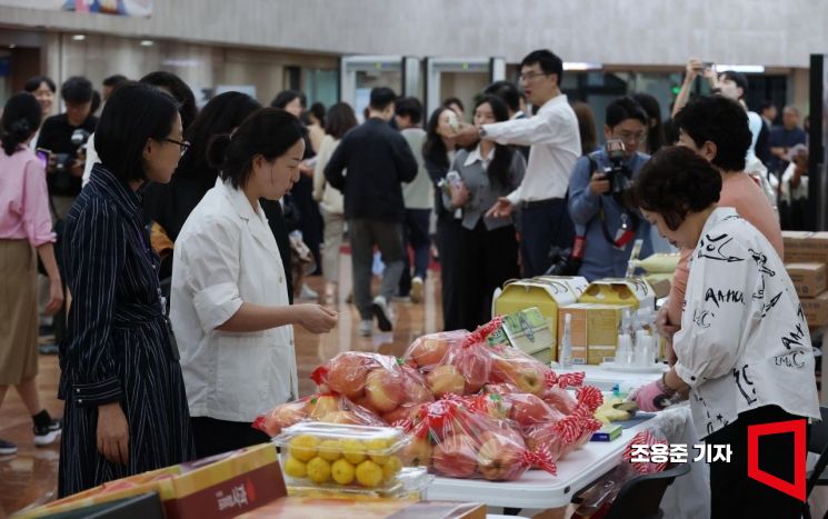 [Photo] Chuseok Gift Market Held at Government Complex Seoul