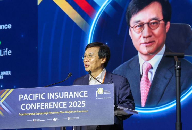 김철주 생명보험협회장이 24일 서울 그랜드 하얏트 호텔에서 열린 '태평양 보험 콘퍼런스(PIC)'에서 연사에 나서고 있다. 생보협회