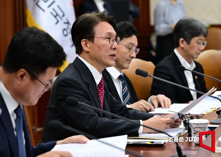 [Photo] Prime Minister Kim Minseok Speaks at the Cabinet Ministers' Meeting on Current State Affairs