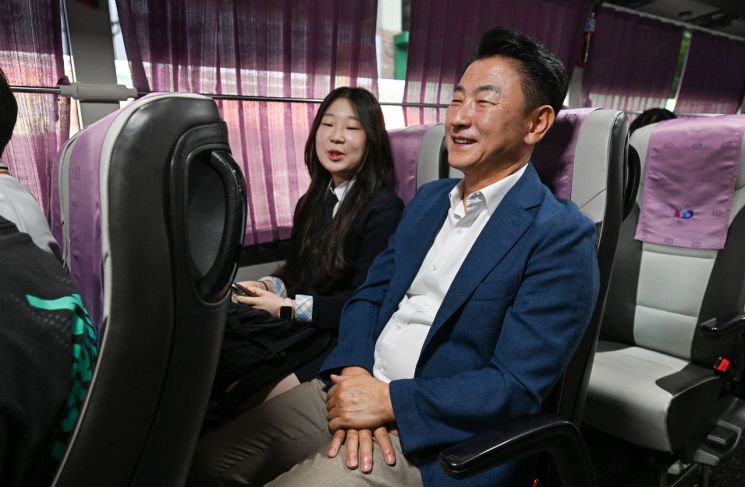 김동근 시장이 24일 '의정부 학생 통학버스' 1주년을 맞아 조아진 학생과 함께 통학버스에 탑승해 이야기를 나누고 있다. 의정부시 제공