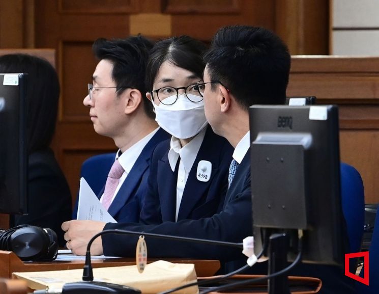 김건희 재판서 샤넬가방·목걸이 실물 검증…재판부 "사용감 있어"