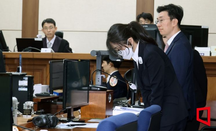 도이치모터스 주가조작과 명태균 공천개입, 통일교 청탁·뇌물 수수 의혹 혐의 등으로 구속기소 된 김건희 씨(파면된 전직 대통령 윤석열의 아내)가 24일 오후 서울 서초구 서울중앙지방법원에서 열린 첫 재판에 출석한 뒤 고개를 숙이고 있다. ＜2025.9.24 사진공동취재단＞