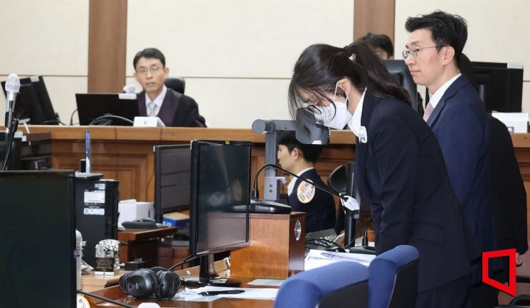 도이치모터스 주가조작과 명태균 공천개입, 통일교 청탁·뇌물 수수 의혹 혐의 등으로 구속기소 된 김건희 씨(파면된 전직 대통령 윤석열의 아내)가 24일 오후 서울 서초구 서울중앙지방법원에서 열린 첫 재판에 출석한 뒤 고개를 숙이고 있다. ＜2025.9.24 사진공동취재단＞