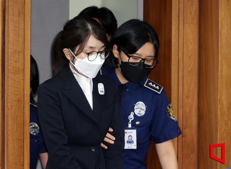 도이치모터스 주가조작과 명태균 공천개입, 통일교 청탁·뇌물 수수 의혹 혐의 등으로 구속기소 된 김건희 씨(파면된 전직 대통령 윤석열의 아내)가 24일 오후 서울 서초구 서울중앙지방법원에서 열린 첫 재판에 출석하고 있다. <2025.9.24 사진공동취재단>