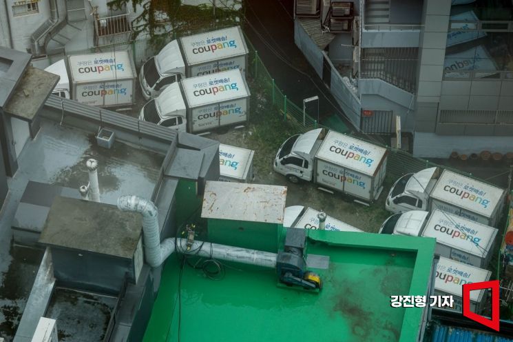 서울 종로구 한 주차장에 쿠팡 택배 차량이 주차돼 있다. 강진형 기자