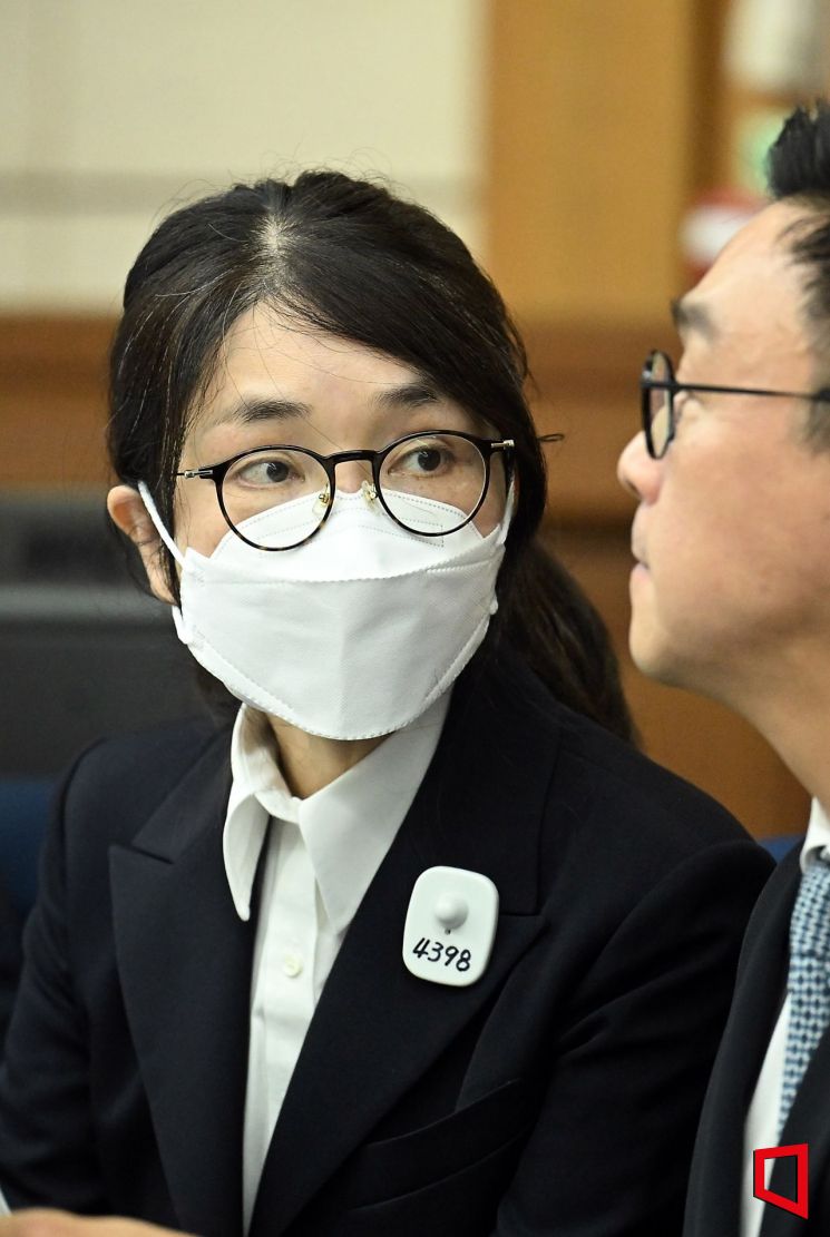 도이치모터스 주가조작 혐의와 통일교 금품수수 의혹 등으로 구속기소된 김건희 여사의 첫 재판이 24일 오후에 열렸다. 김 여사가 법정에 들어와 변호사와 대화하고 있다. 2025. 9. 24. 사진공동취재단
