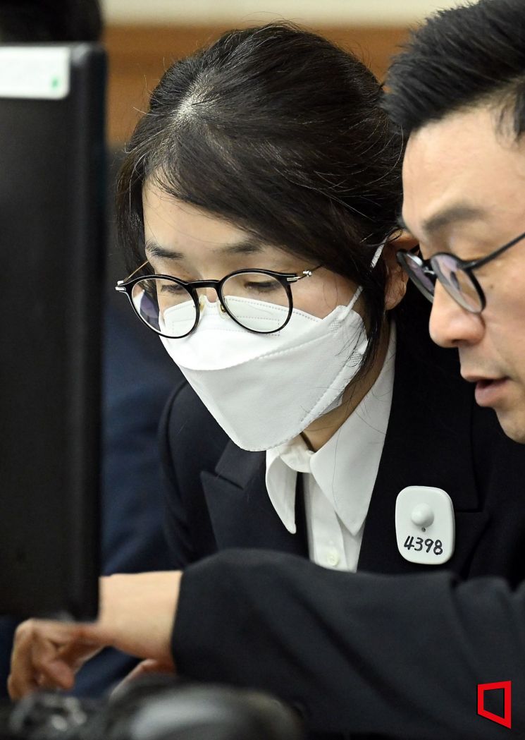 도이치모터스 주가조작 혐의와 통일교 금품수수 의혹 등으로 구속기소된 김건희 여사의 첫 재판이 24일 오후에 열렸다. 김 여사가 법정에 들어와 변호사와 대화하고 있다. 2025. 9. 24. 사진공동취재단