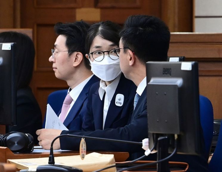 도이치모터스 주가조작 혐의와 통일교 금품수수 의혹 등으로 구속기소 된 김건희 여사가 24일 서울 서초구 서울중앙지법에서 열린 첫 재판에 출석해있다. 사진공동취재단 연합뉴스