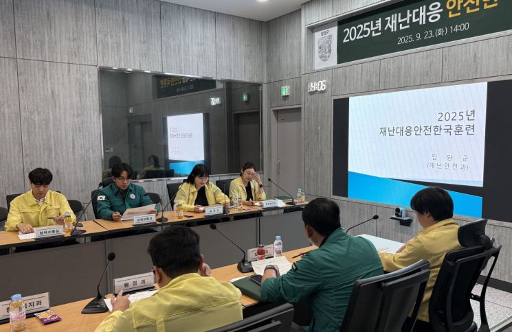 담양군 지난 23일 다중이용시설에서 대형 화재가 발생한 상황을 가정해 재난 대응체계를 점검하는 '재난대응 안전한국훈련'을 개최했다. 담양군 제공