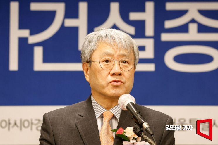 장범식 아시아경제 대표가 24일 서울 중구 프레스센터에서 열린 '제20회 아시아건설종합대상'에 참석해 인사말 하고 있다. 2025.9.24 강진형 기자