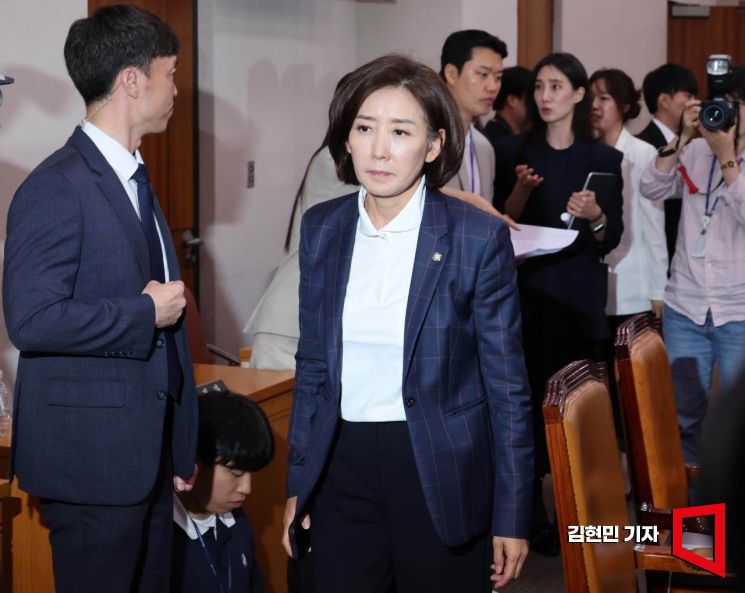 나경원 국민의힘 의원 24일 국회에서 열린 법제사법위원회 전체회의에서 추미애 위원장이 정회를 선언한 후 회의장을 떠나고 있다. 김현민 기자
