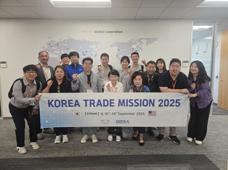 지난 15~20일 미국 로스앤젤레스에 파견된 이천시 해외시장개척단 참가 기업 관계자들이 현지에서 성공적인 수출상담을 다짐하고 있다. 이천시 제공